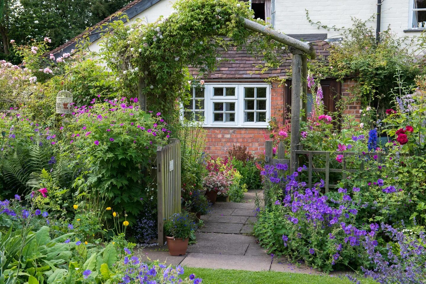 Фото цветов перед домом. Палисадник перед забором Англия. Мальва в английских садах. Палисадник Энфилд. Миксбордер вокруг патио.