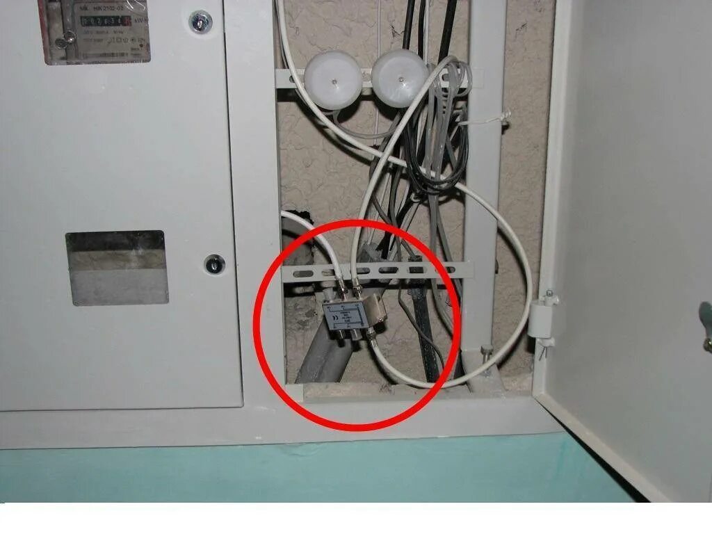 Распределительная коробка в подъезде. Под подключу. Телевизионный кабель в щитке. Шкаф с коммутаторами ростелеком. Как подключать заземление к щитку в квартире.