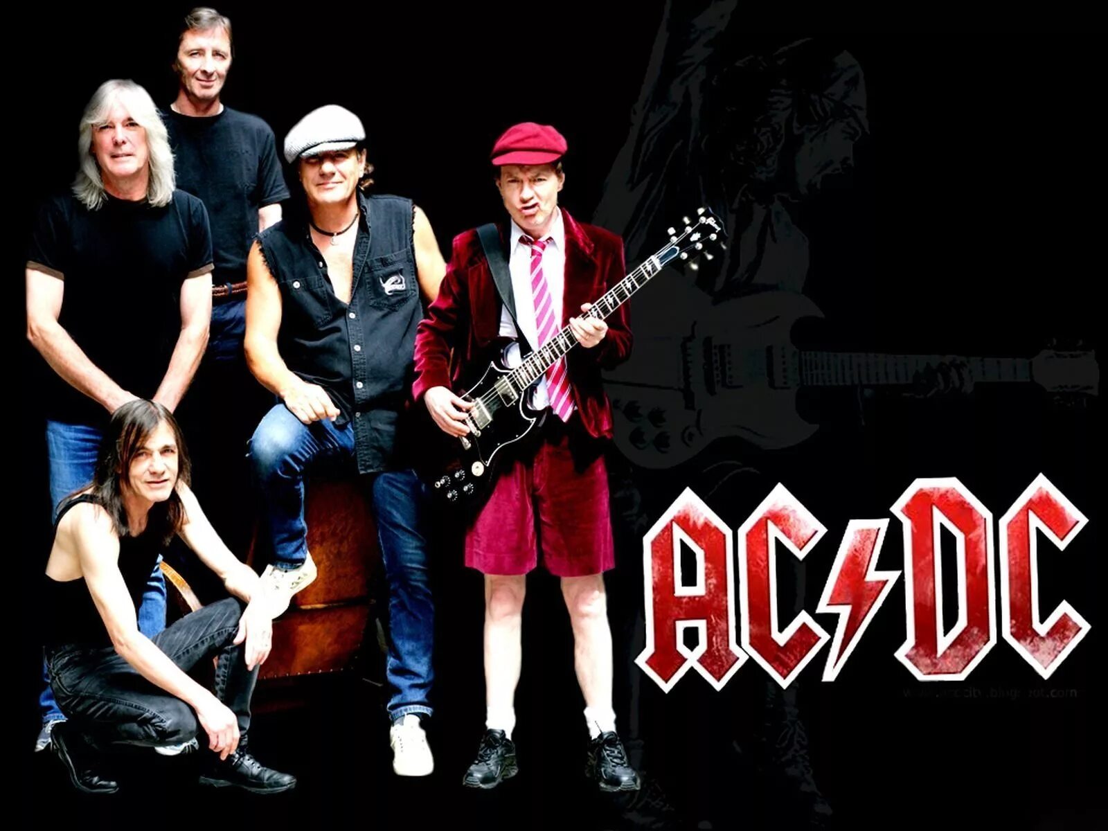Группа тяжелые времена. Рок группа AC DC. Солист рок группы AC DC. AC DC 70s. AC/DC группа фото.