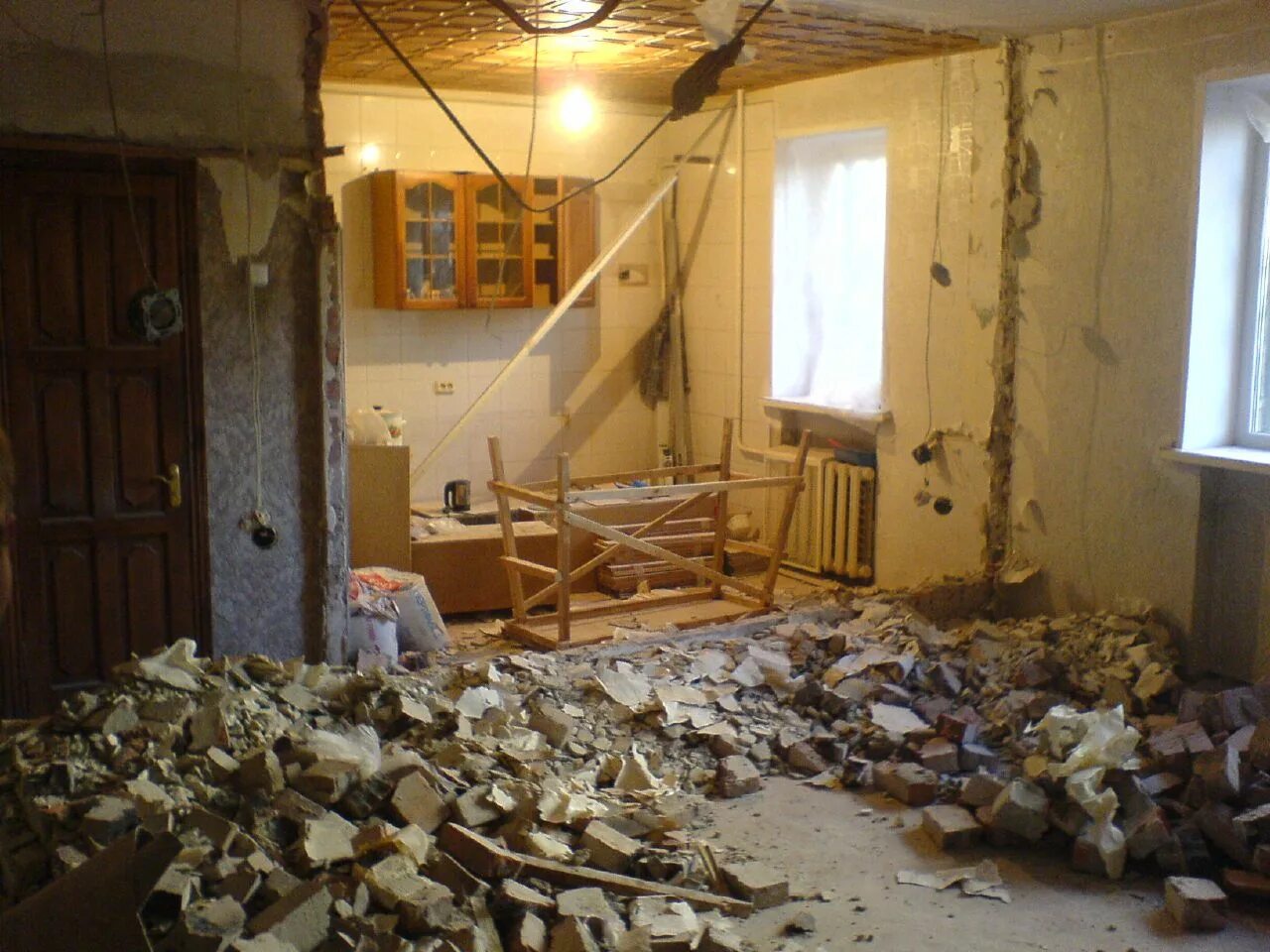Сонник квартира. Разруха в квартире. Сломанная квартира. Квартира ремонт разруха. Жить в ремонте.