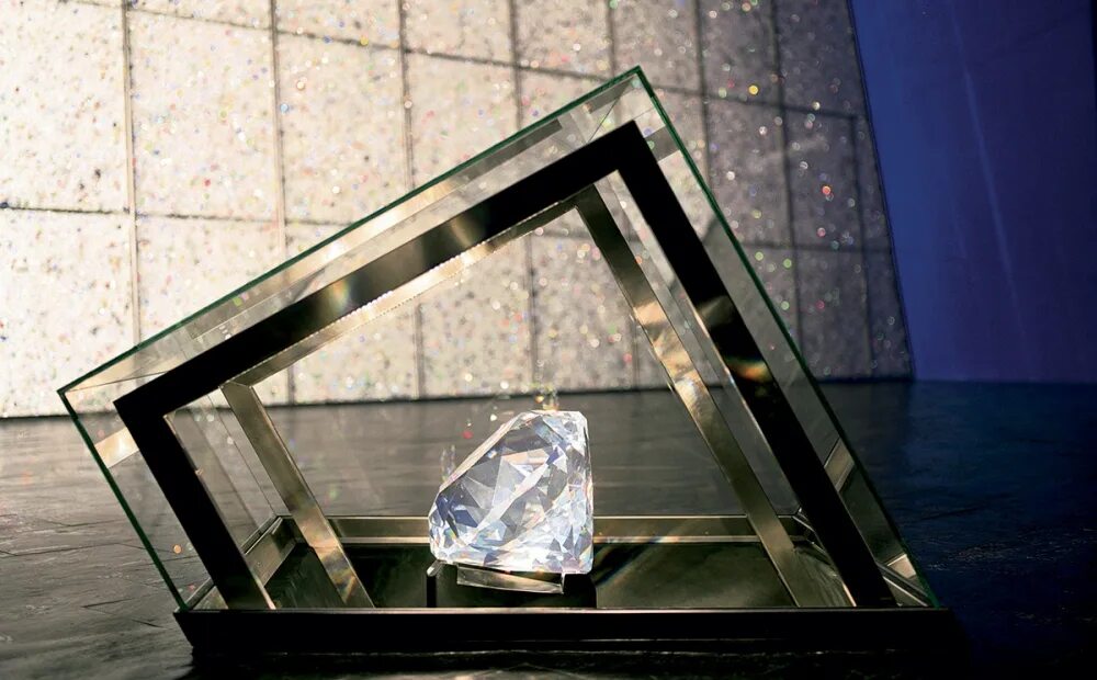 Драгонит горный кристалл. Прозрачный кварц это горный хрусталь. Горный хрусталь кристалл. Кристалл молчать. Кристалл натуральный кварца.