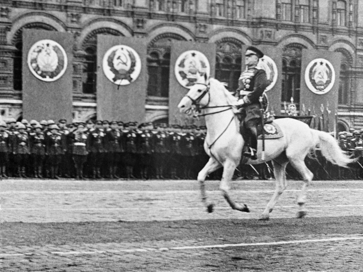 9 мая жуков. Жуков на параде Победы 1945. Маршал Жуков на параде Победы 1945. Маршал Жуков на коне парад Победы 1945.