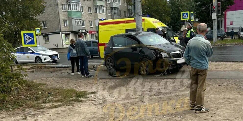 Подслушано ковров происшествия ДТП. Подслушано ковров происшествия. Аварии наезд на шишечки. Машина врезалась в столб он упал на машину. Сбило дорожным знаком