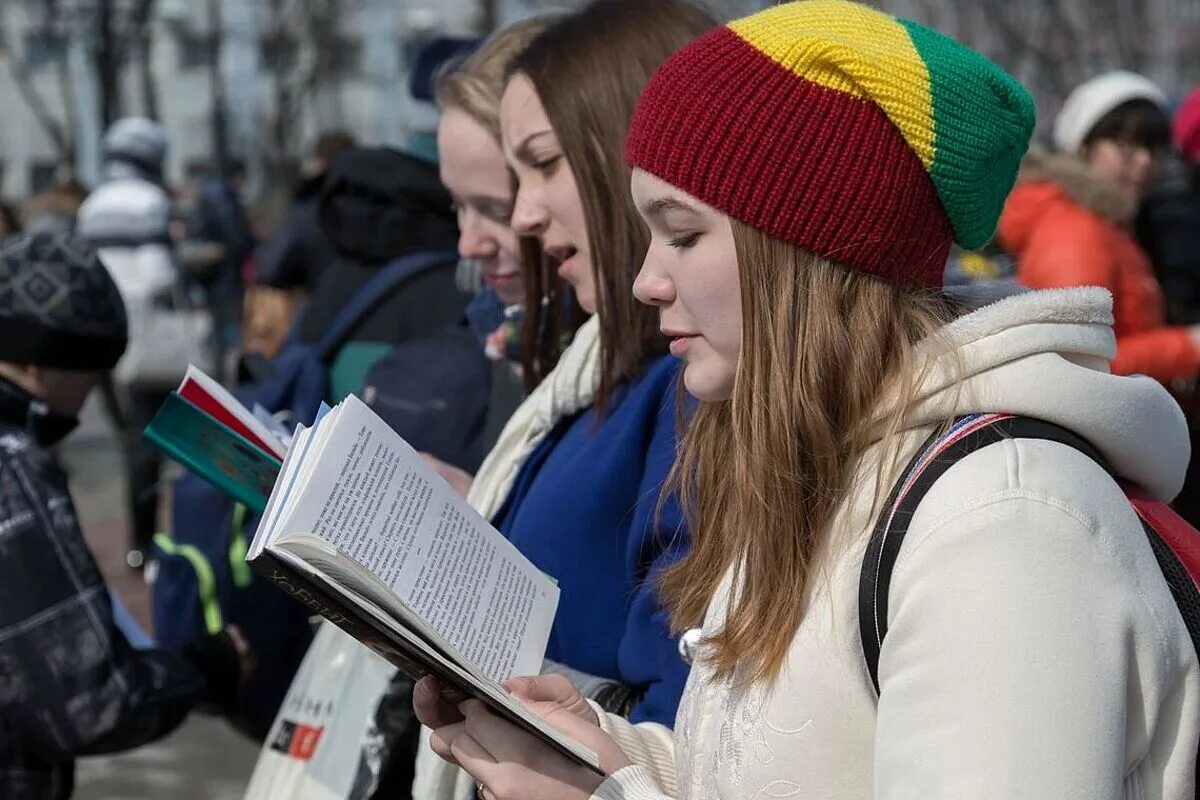 Программа читает вслух. Человек читает вслух. Читаем вслух. Немцы читают. Чтение вслух фото.