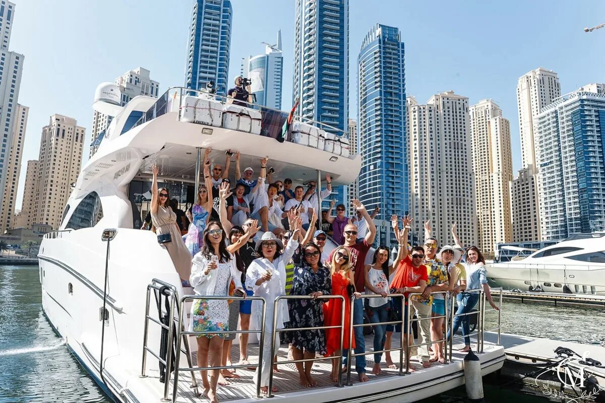 Самая насыщенная жизнь. Яхта прогулочная Dubai Marina. Яхт пати Дубай.