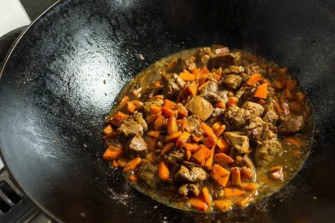 Мясо в казане с луком морковью