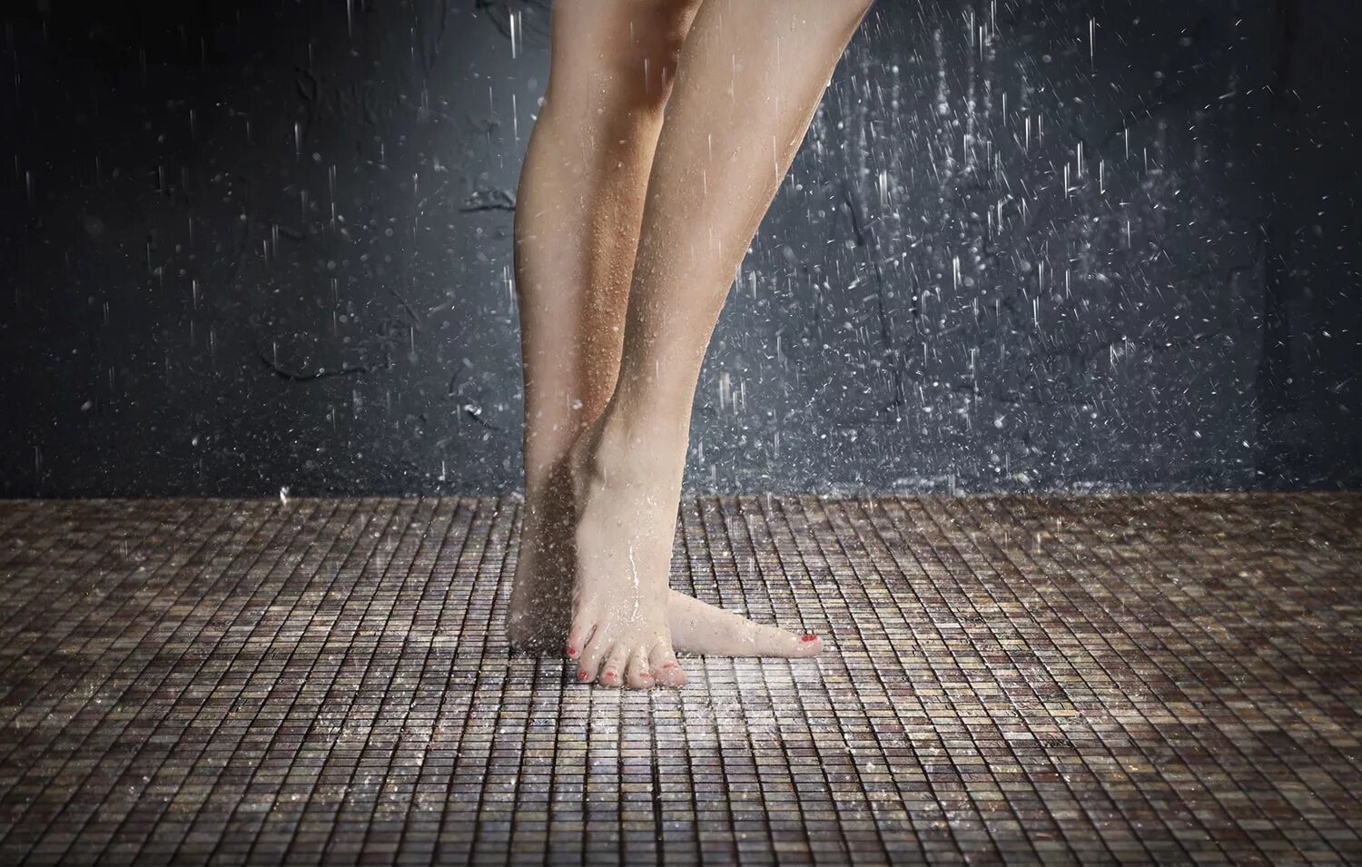 Голые ножки девочек в белых. Сон мокрые ноги. Мытые женские ноги. Мокрые красивые ступни. Под одеялом.