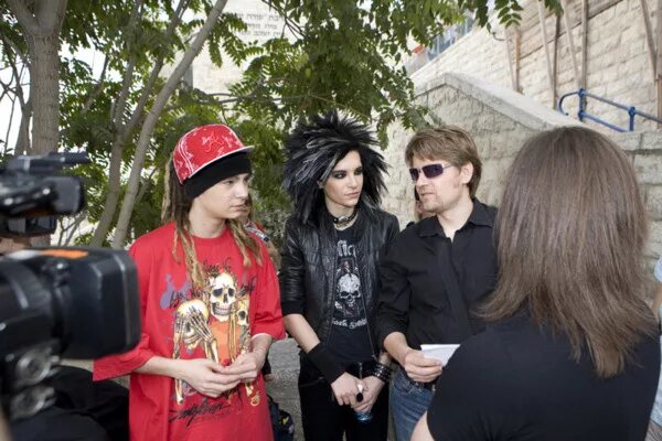 10 ноября 2007. Tokio Hotel 2007. Токио хотел 2007 на улице. Трина Штрассенбург. Фотосессия Токио хотел 2007.