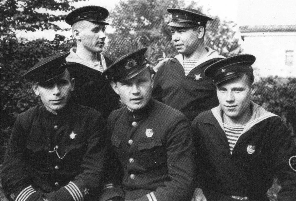 1908 экипаж подводной лодки. М экипаж. Краснофлотцы подводной лодки щ-207. Первые герои советского союза летчики. Подводная лодка лембит экипаж.