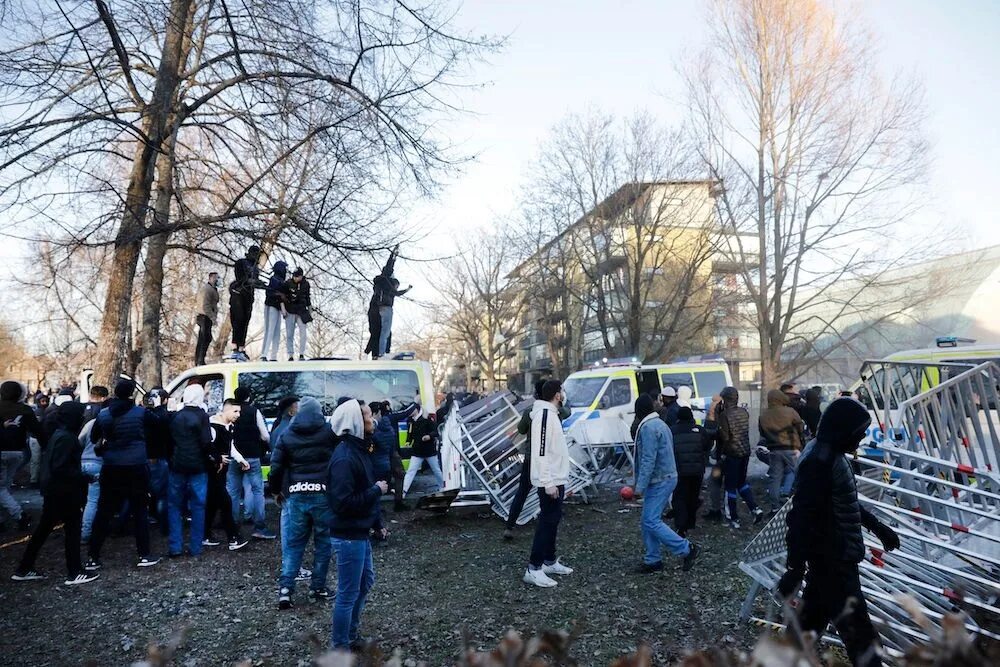 Столкновения в швеции. Погромы в швеции сегодня. протест швеция ультраправые.