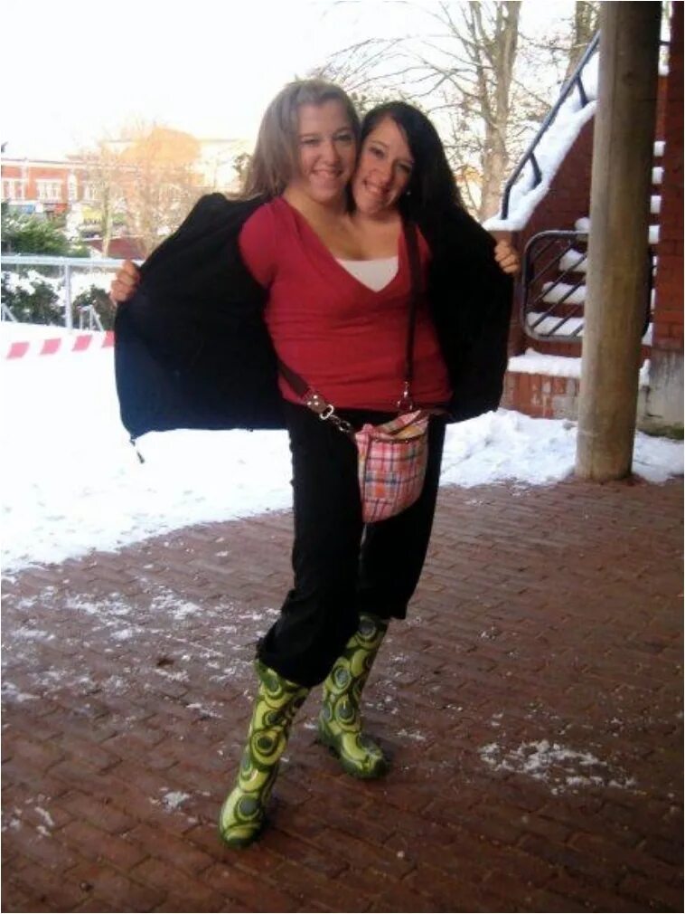 Девушка с 3 головами. Эбигейл и британи хенсел. Эбигейл и бриттани хенсел 2020. Девушка с 3 головами. Эбигейл и британи хенсел.