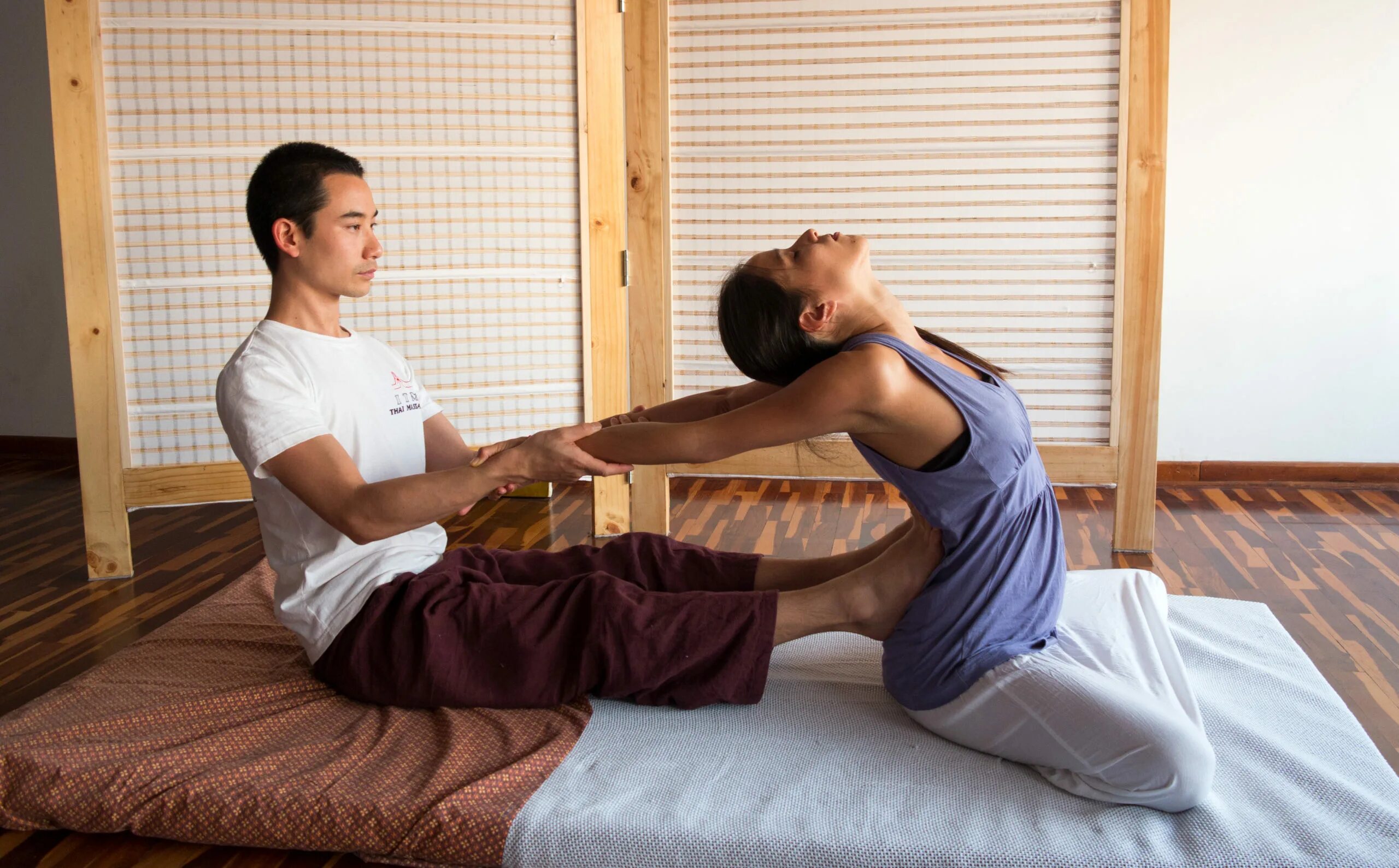 Тайка делает массаж. Тайский массаж. Традиционный тайский массаж. Традиционный тайский йога массаж. Тайский массаж для мужчин.