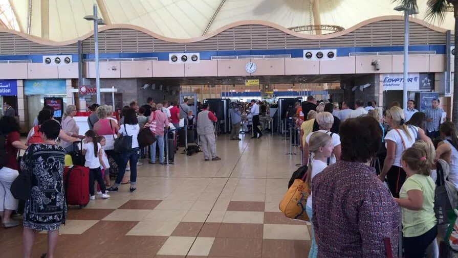 Египет аэропорт вылет на сегодня. Хургада аэропорт зона вылета. Аэропорт в Шарм Эль Шейхе очереди в аэропорту. Аэропорт Шарм Эль Шейх работник аэропорта. Стойки туроператоров в аэропорту Шарм-Эль-Шейх.