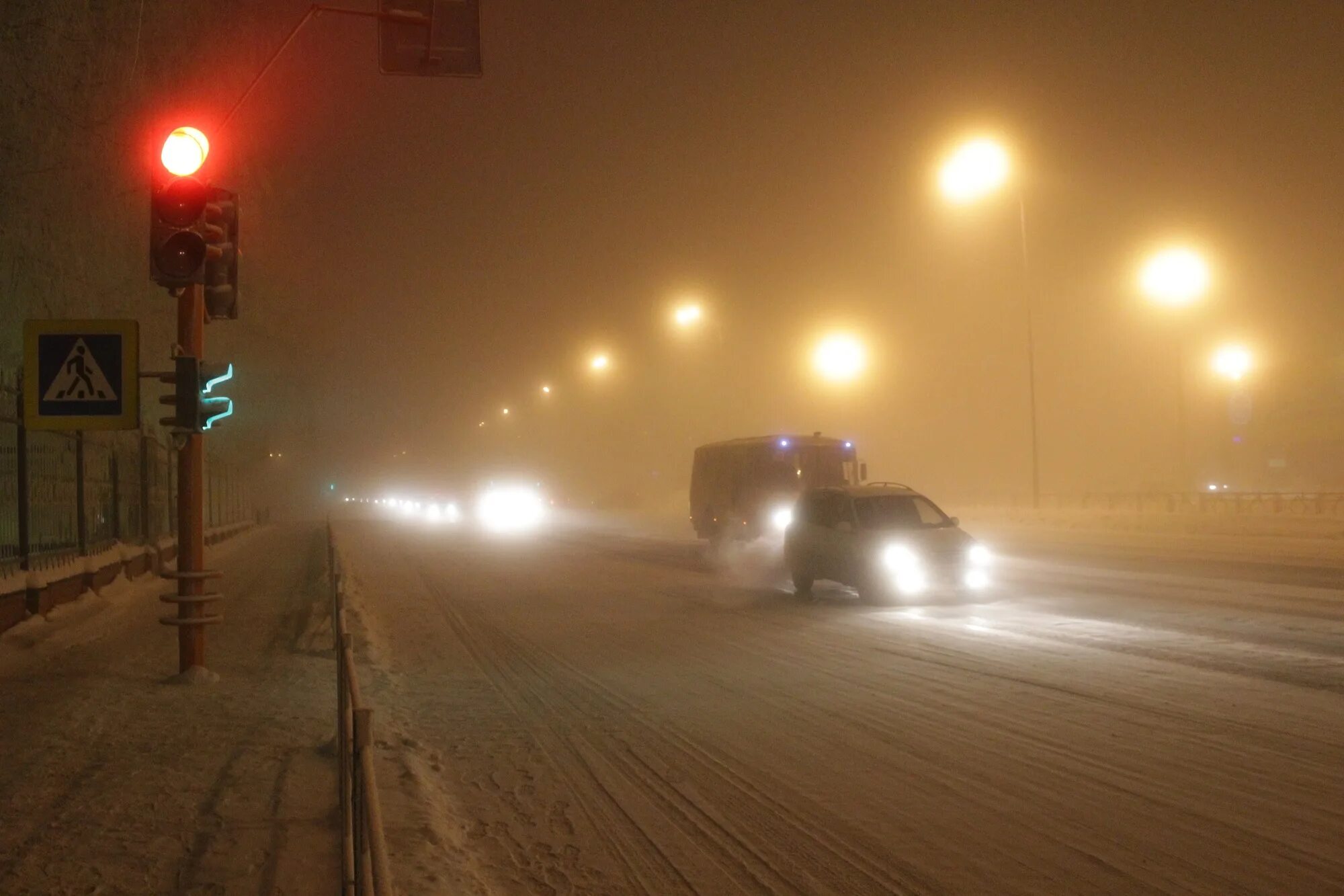 Сильный туман на дороге. Плохая видимость на дороге. Туман зимой на дороге. Недостаточная видимость. Плохо видимый в тумане