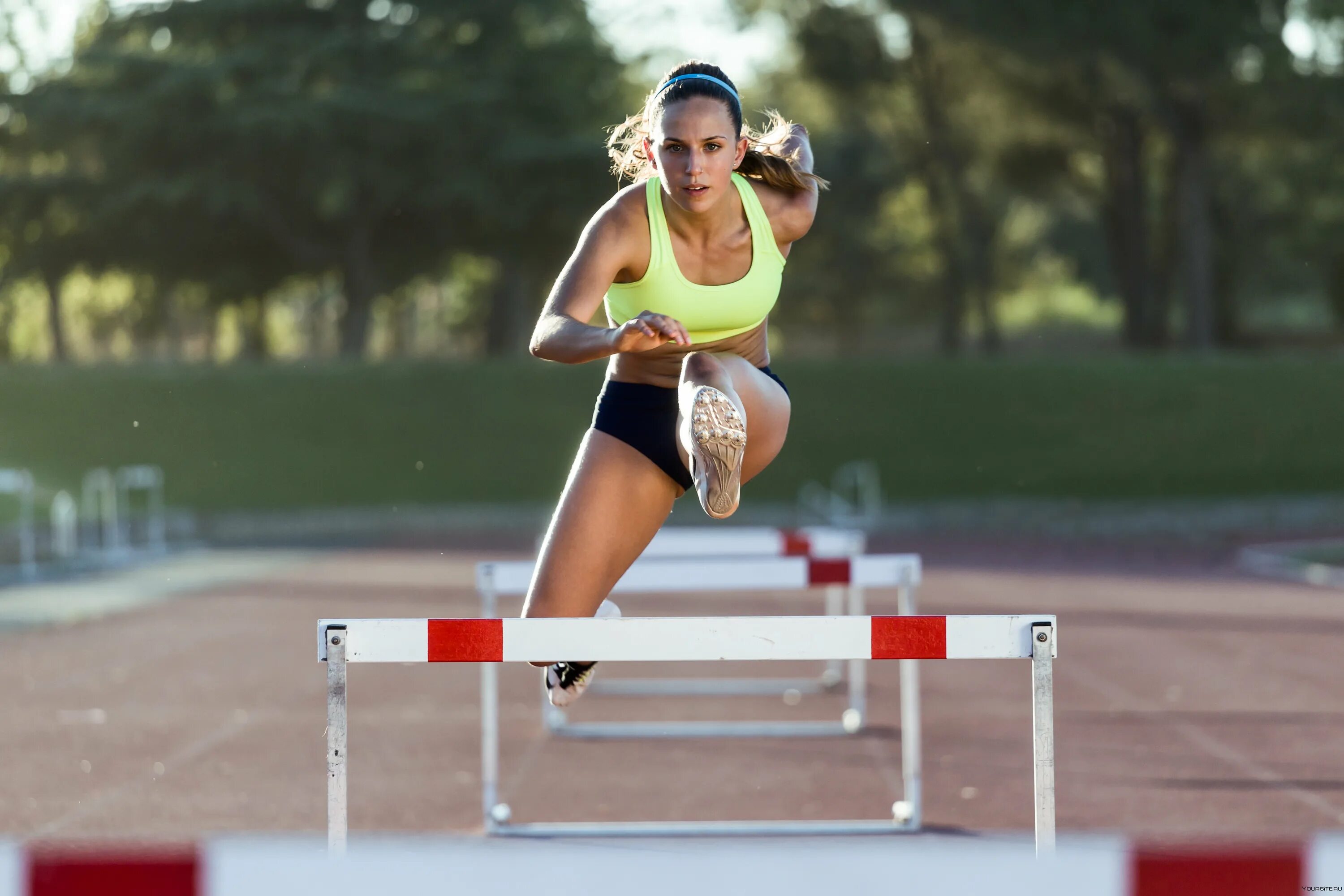 Упражнение преодоление препятствий. Барьерный бег в легкой атлетике. Бег с барьерами (женщины – 100 м, мужчины – 110 м, 400 м).. Бег с препятствиями стипль ЧЕЗ В легкой атлетике.