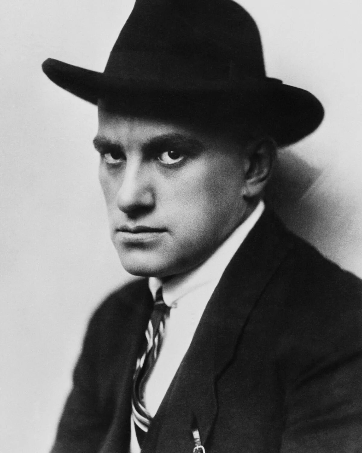 Владимир маяковский. Владимир маяковский портрет. Владимир маяковский фото. Владимир маяковский портрет. Маяковский 1930.