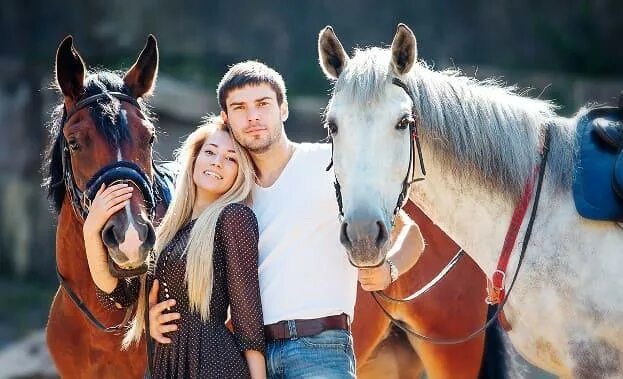 Мужчина лошадь в браке. Фотосессия с лошадьми. Романтическая фотосессия на лошадях. Влюбленные лошади. Пара коней.