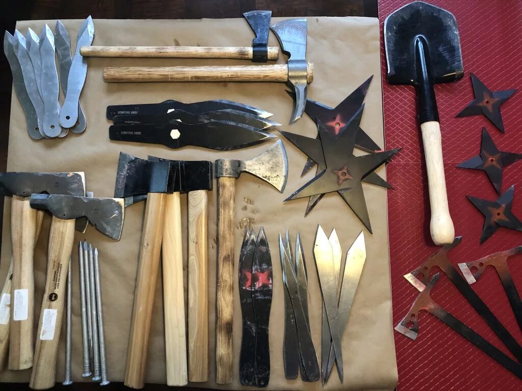 Тир ножей. Метательные ножи и топоры. Ножи для метания. Метательный стенд для ножей. Метательные ножи и кинжалы.