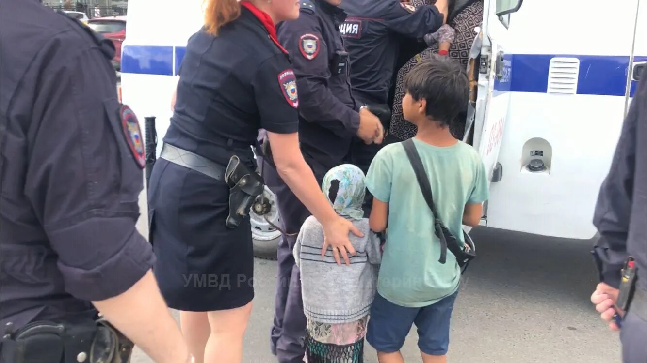 Полиция фото. Полицейский для детей. Милиция и мигрант.