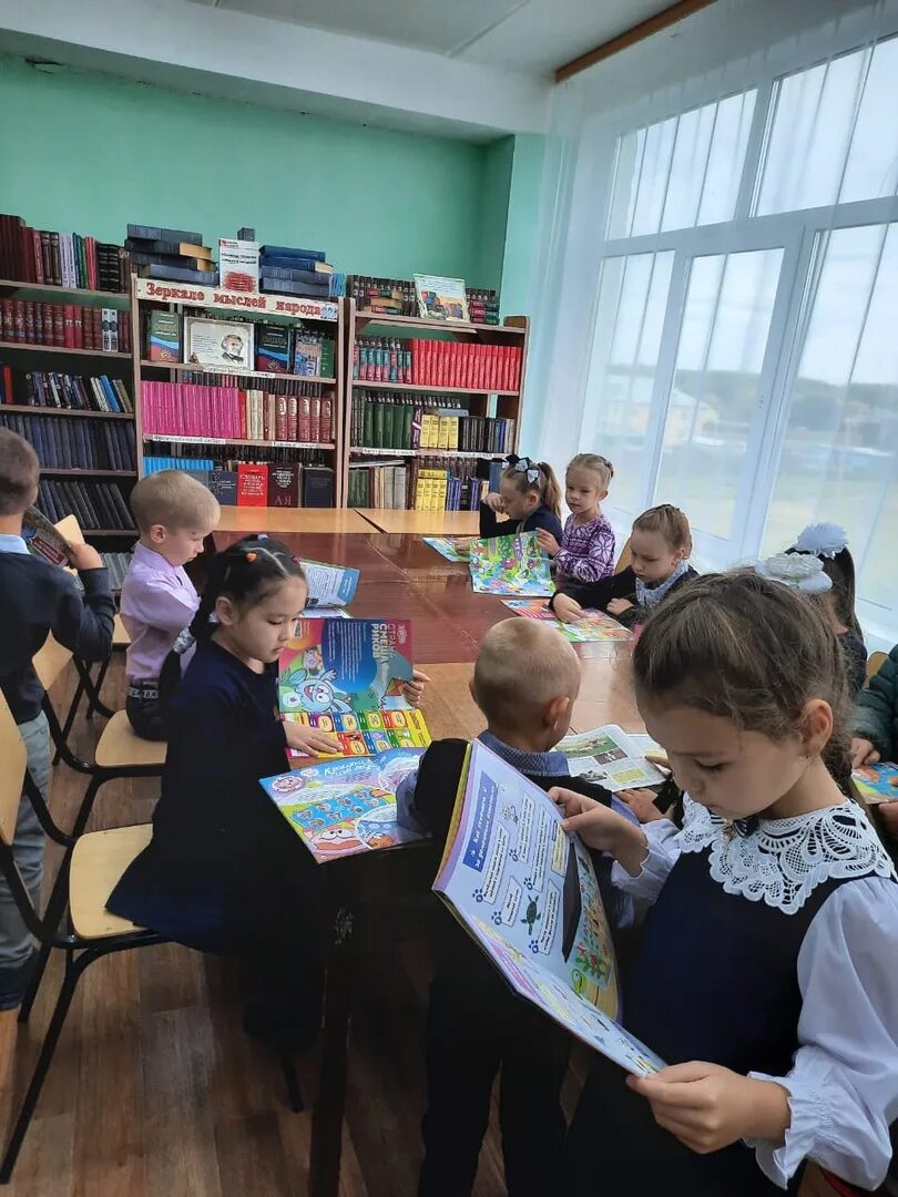 новый год в школе. фотосессия первоклассника. посещение первоклассников. первоклассница показала. как прекрасен книжный мир.