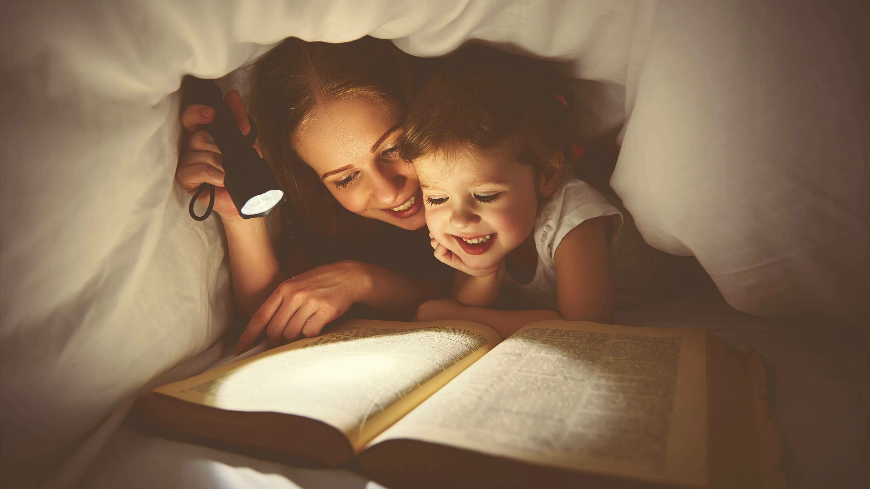 Читать на ночь. Чтение перед сном. Мама читает сказку. Мама читает книгу ребенку. Чтение перед сном детям.