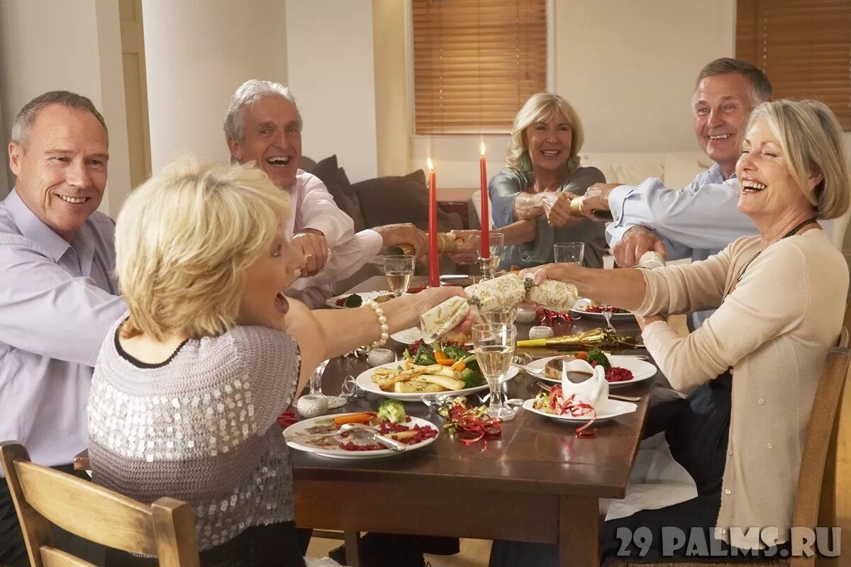 семья за большим столом. в кругу старых друзей. в кругу старых друзей. большая семья за праздничным столом. семейное чаепитие.