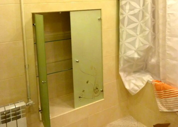 Встроенные шкафы в ванную. Шкафы в ванную встроенные в нишу. Встроенный шкаф в ванную комнату в нишу. Шкафчик в ванную встроенный в нишу. Не закрыла дверь в ванную