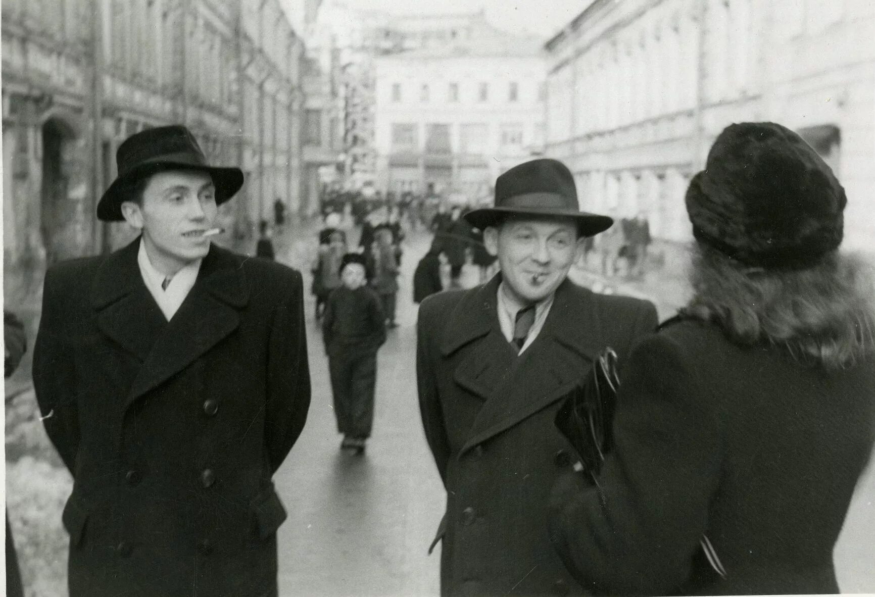 Советский мужчина в шляпе. Советские шляпы мужские. Мужское пальто 1950-х годов. Шляпа мужская СССР. В советское время мужчины