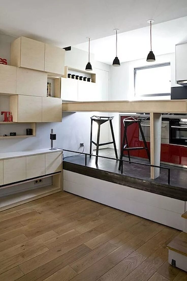 Купить микро квартиру. Кухня гостиная с подиумом. Кухня на подиуме в студии. Квартира студия с подиумом кухня. Кухня с высокими потолками.