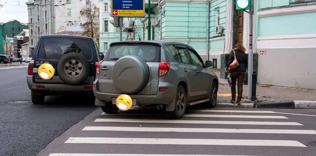 Припаркованный автомобиль на проезжей части. Парковка у пешеходного перехода. Стоянка на проезжей части. Нарушение правил дорожного движения пешеходом.