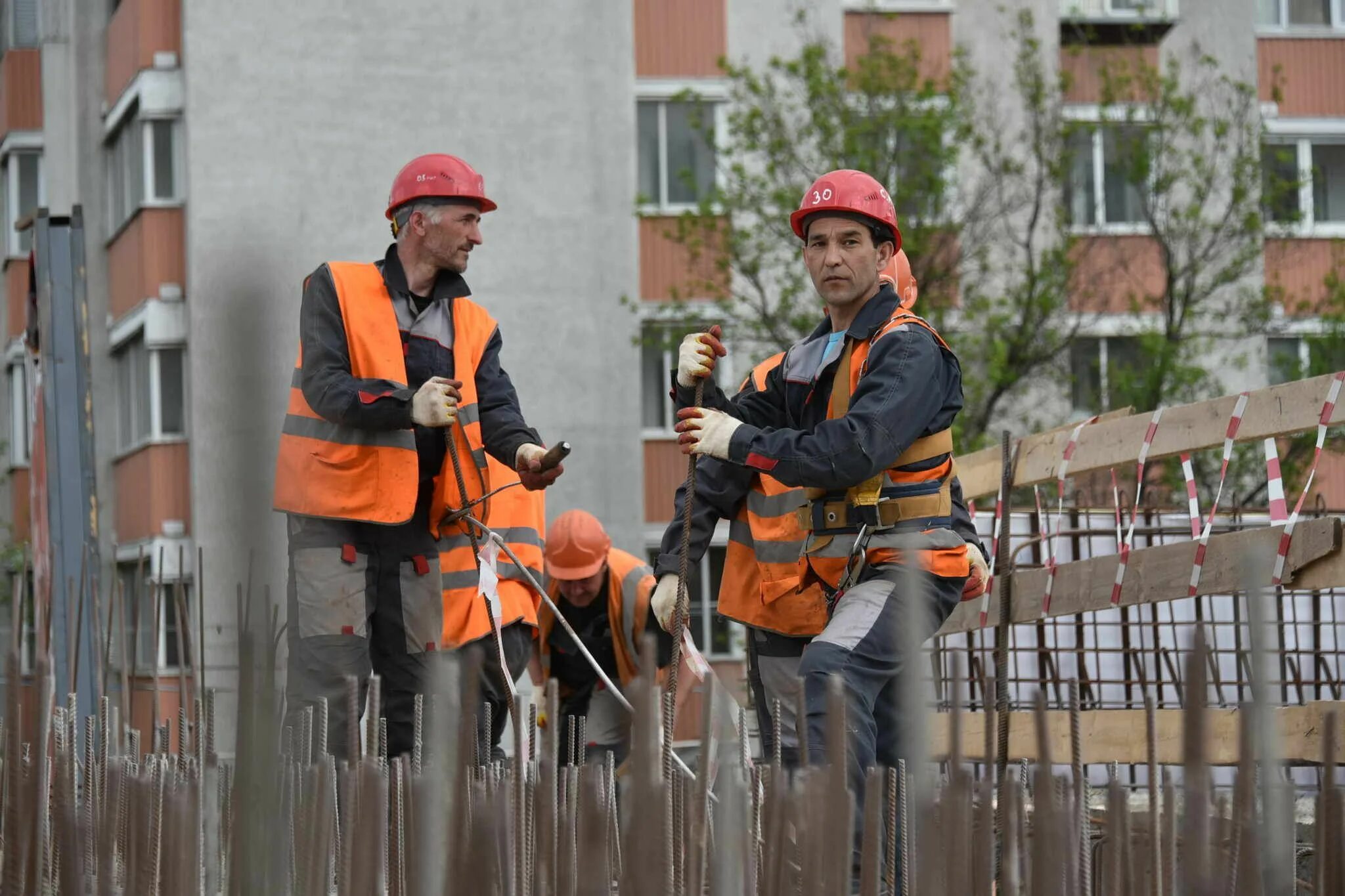 уборка двора. трудоустройство подростков летом. труд подростка. подработка улица. дворники на улице.