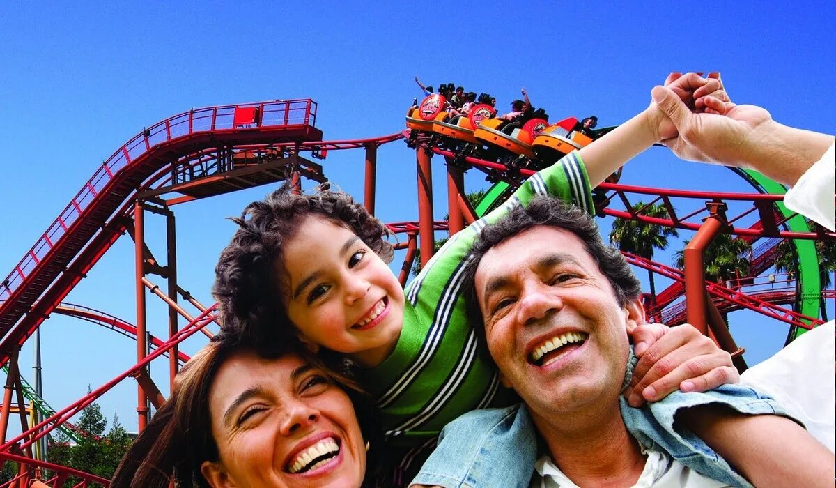 забавные развлечения. креативная вечеринка. семья на аттракционах. дети в парке аттракционов. забавные развлечения.