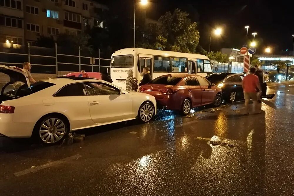 Ливень в сочи сегодня новости последнего. Залповый ливень в сочи. машина на улице. ливень в сочи. сочи дороги.