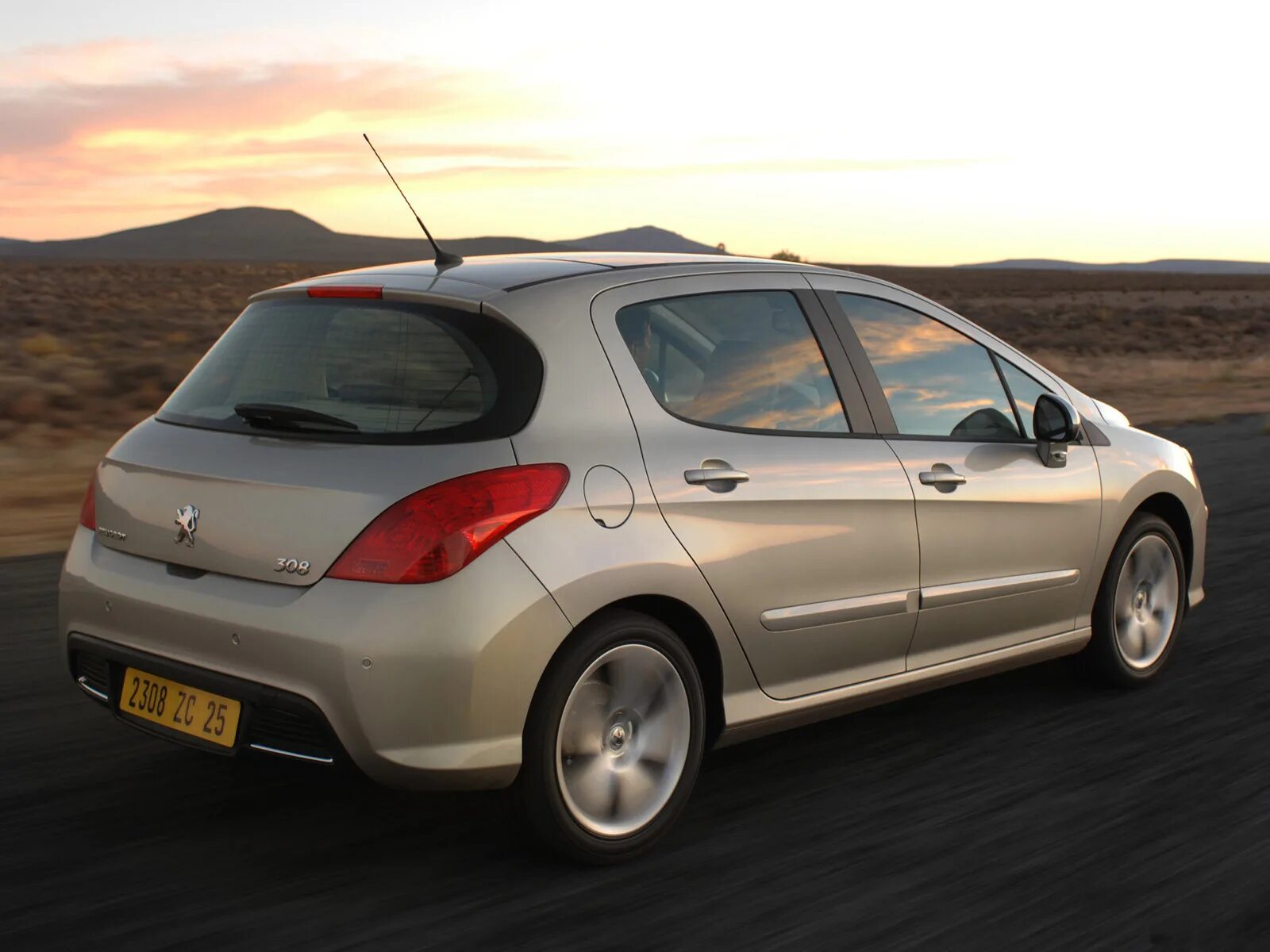 Пежо 308 рестайлинг 2011. Peugeot 308 2008. Пежо 308 хэтчбек 2009. Пежо 308 хэтчбек. Пежо 308 2008 белый.
