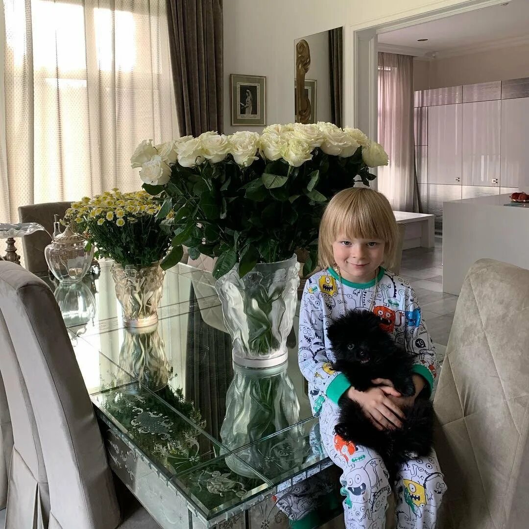 Дома у яны рудковской. Дом рудковской и плющенко. Особняк яны рудковской. Дом рудковской и плющенко на рублевке. Дом рудковских.