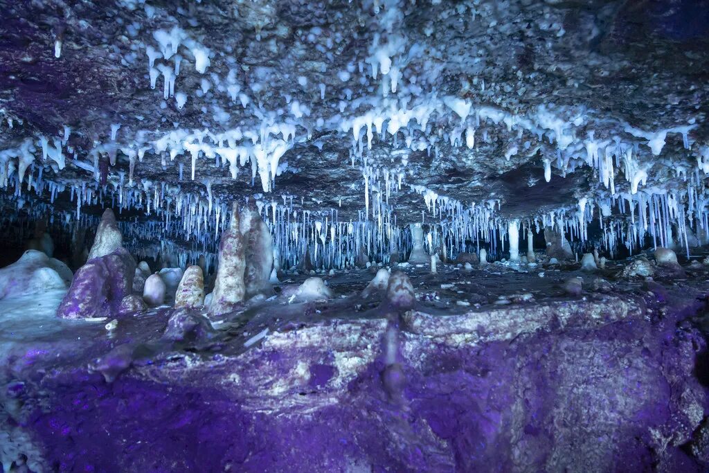 Пещеры Кристал-Кейв. Пещера с кристаллами фэнтези. Мерлин пещера кристаллов. Декор помещения под пещеру с кристаллами. Crystal cave
