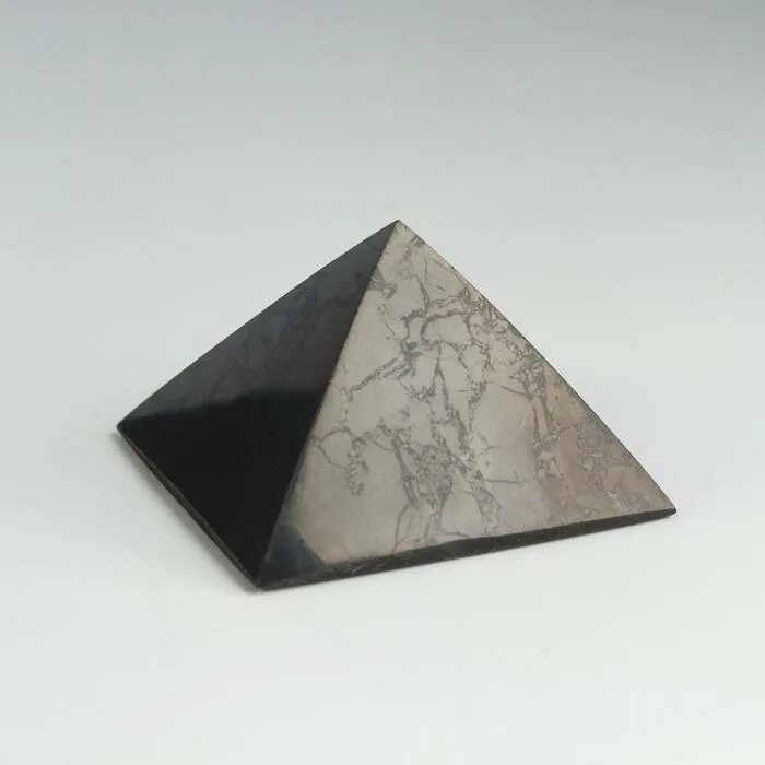 Пирамидка из шунгита. Шунгит пластины. Пирамида из шунгита 15 см. Шунгитовая пирамида. Пирамида из шунгита.