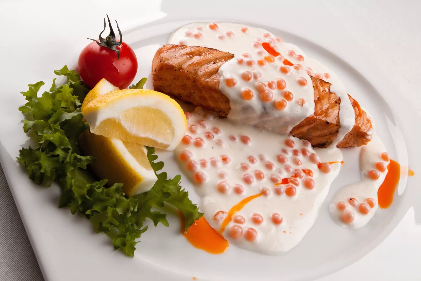 Форель в духовке. Красная рыба в сливочном соусе. Форель в сливочном соусе. Лосось под сливочным соусом. Красная рыба в сливочно.