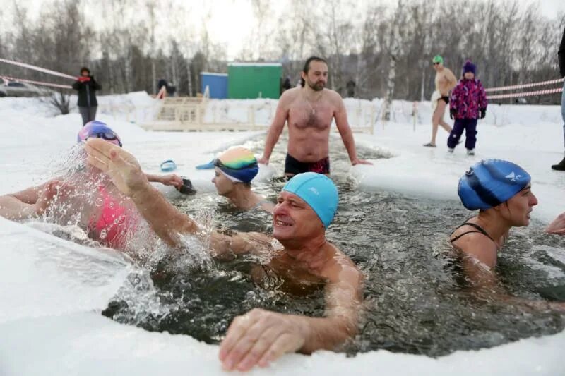 Купание зимой. Моржевание зимнее купание. Моржевание закаливание. Моржи закаливание. Хоккей купание