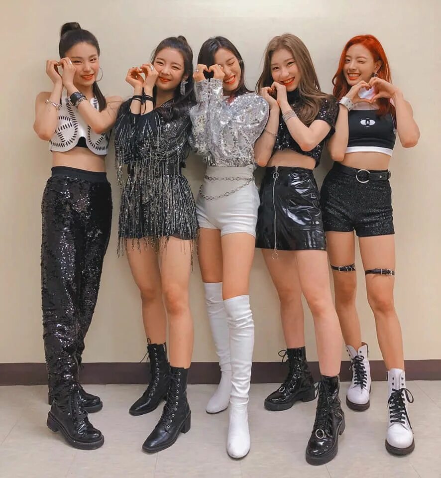 Кто я из итзи. K Pop группа Itzy. Itzy дебют. Участницы k-Pop группы Itzy. Кпоп Itzy.