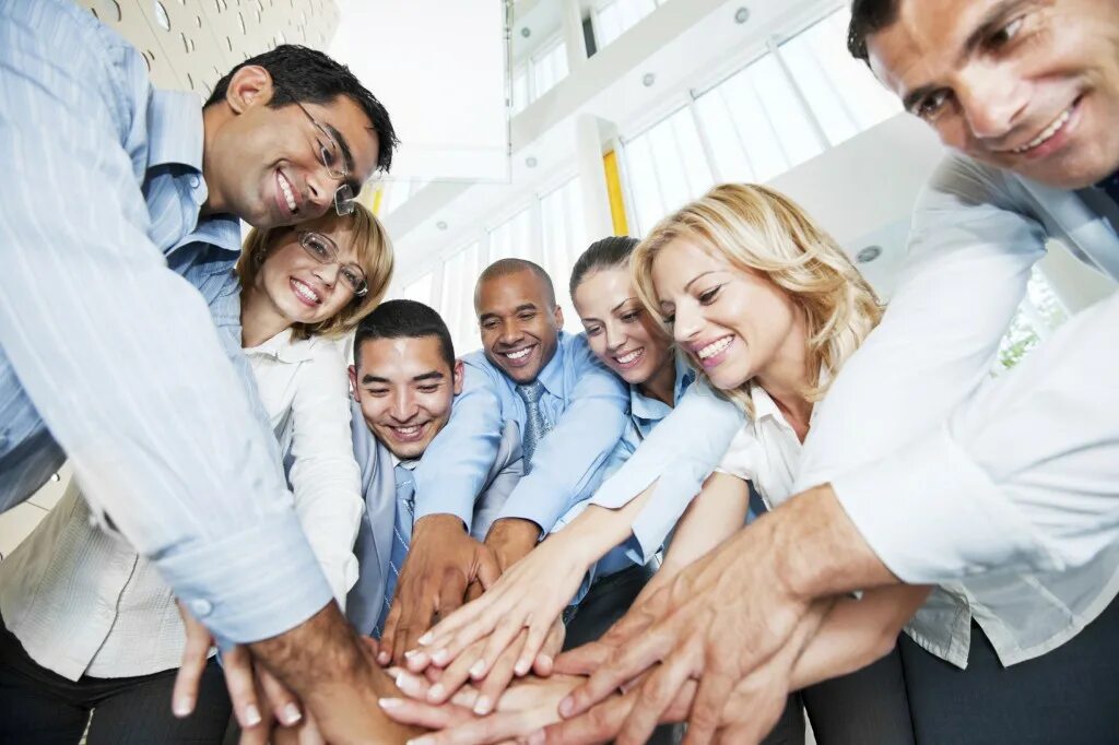 Счастливые сотрудники. Бизнес люди. Человеческие организации. Офисный работник. Радостный коллектив.