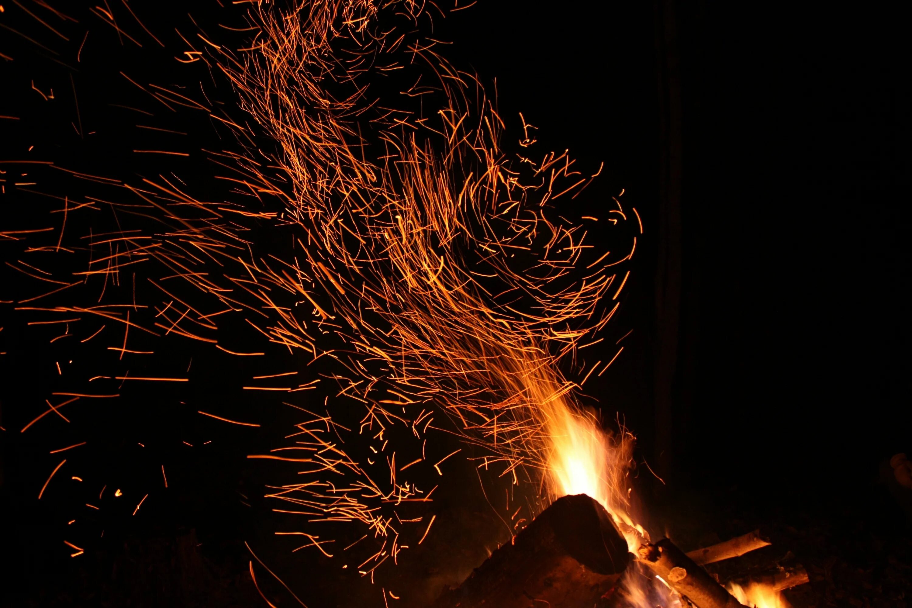 Пепел перемен том 1 пыль и сталь. Искры костра. Огонь и пепел. Пламя и искры. Огненные искры.