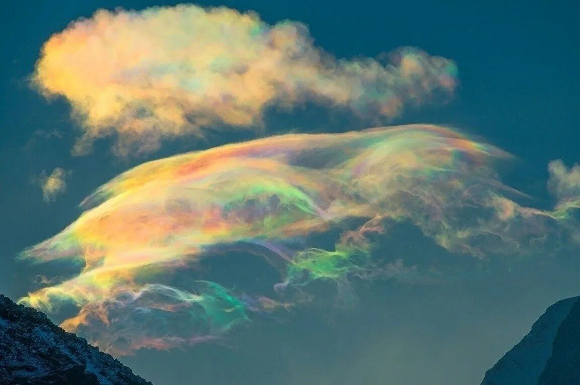 Цветные явления. Огненная Радуга в Айдахо. Огненная Радуга атмосферное явление. Необычные облака. Радужные облака.