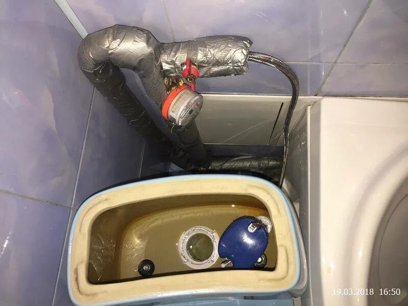 Подтекает вода в унитазе как устранить. Из туалета льется вода. течёт унитаз после смыва. протечка унитаза снизу. пробка для унитаза от затопления.