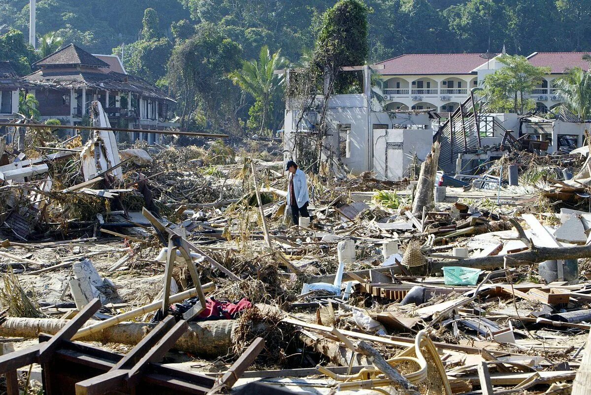 Землетрясение в тайланде новости. 26 Декабря 2004 ЦУНАМИ В Тайланде. Суматра ЦУНАМИ 2004.