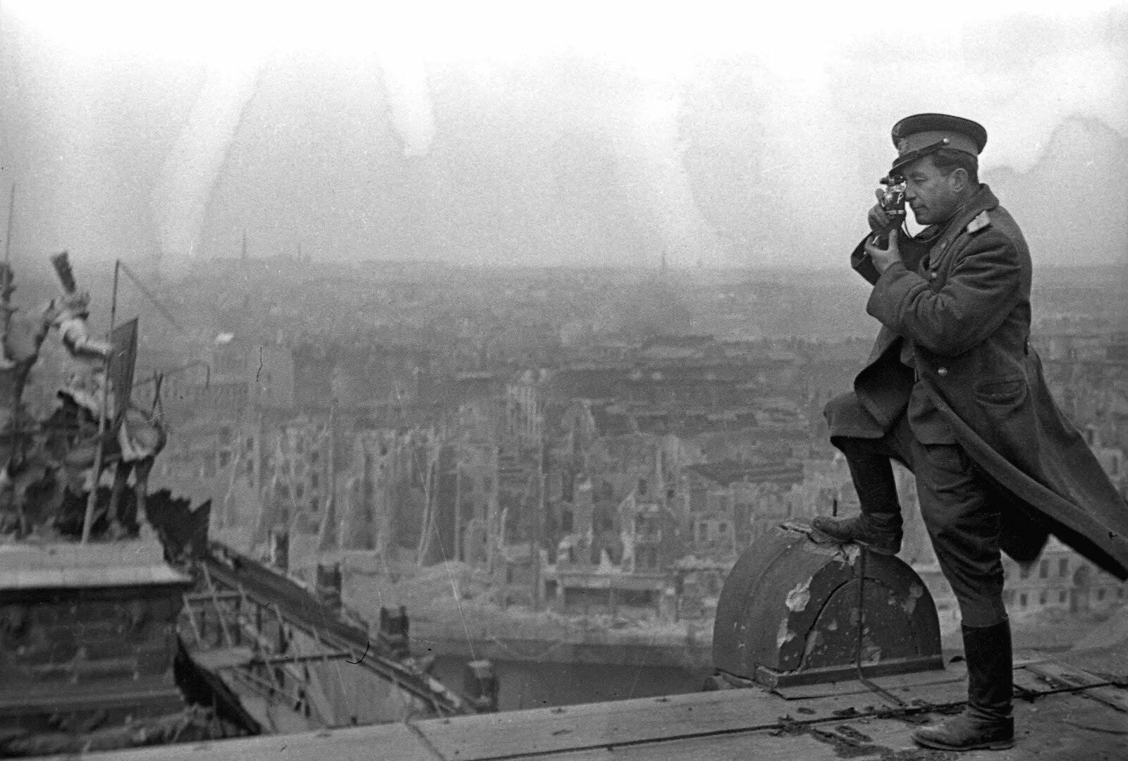 Фотография берлин 5 мая. Германия Рейхстаг 1945. Рейхстаг в Берлине 1940.