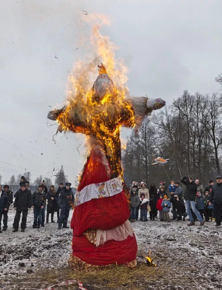 Масленица горит. Сжигание масленицы. Сожжение соломенного чучела. Горящее чучело на масленицу. Масленица горит.