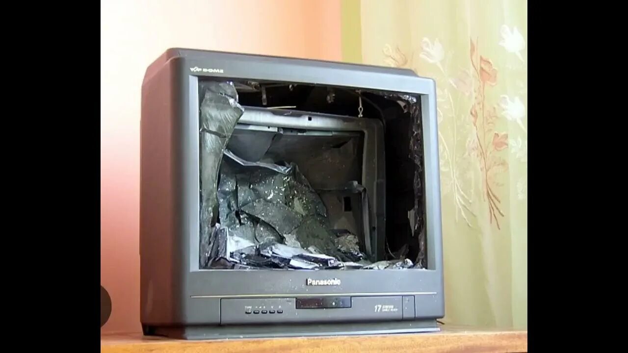 Телевизор сломался буду. Телевизор Панасоник grx55b. Телевизор Панасоник 1996 года. Разбитые телевизоры. Телевизор с кинескопом.