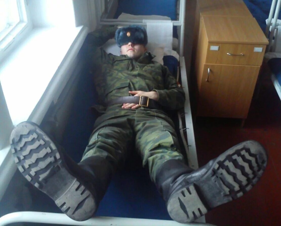 солдаты в казарме. рустам набиев обрушение казармы. солдат без лица. в казарме ванна для мытья ног. ноги в казарме.