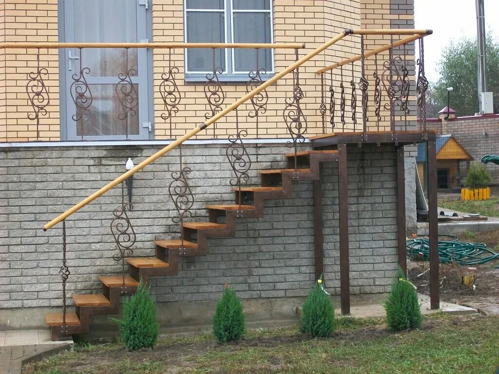 Уличный лестницы на второй этаж дома